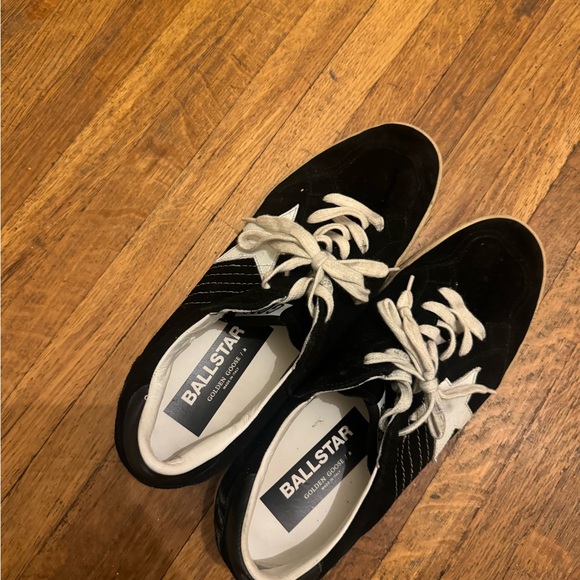 New golden goose sneaker worn a handful of times. Size 9.5 - Picture 2 of 4